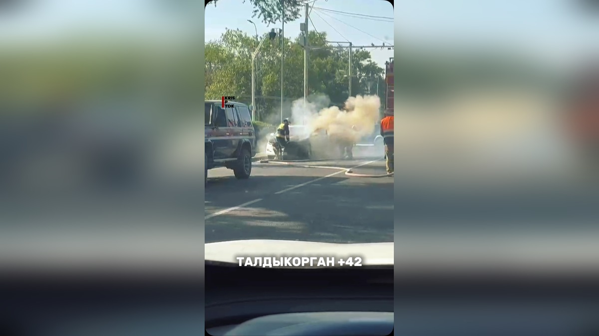 Экстренные службы ликвидировали возгорание на перекрестке в Талдыкоргане