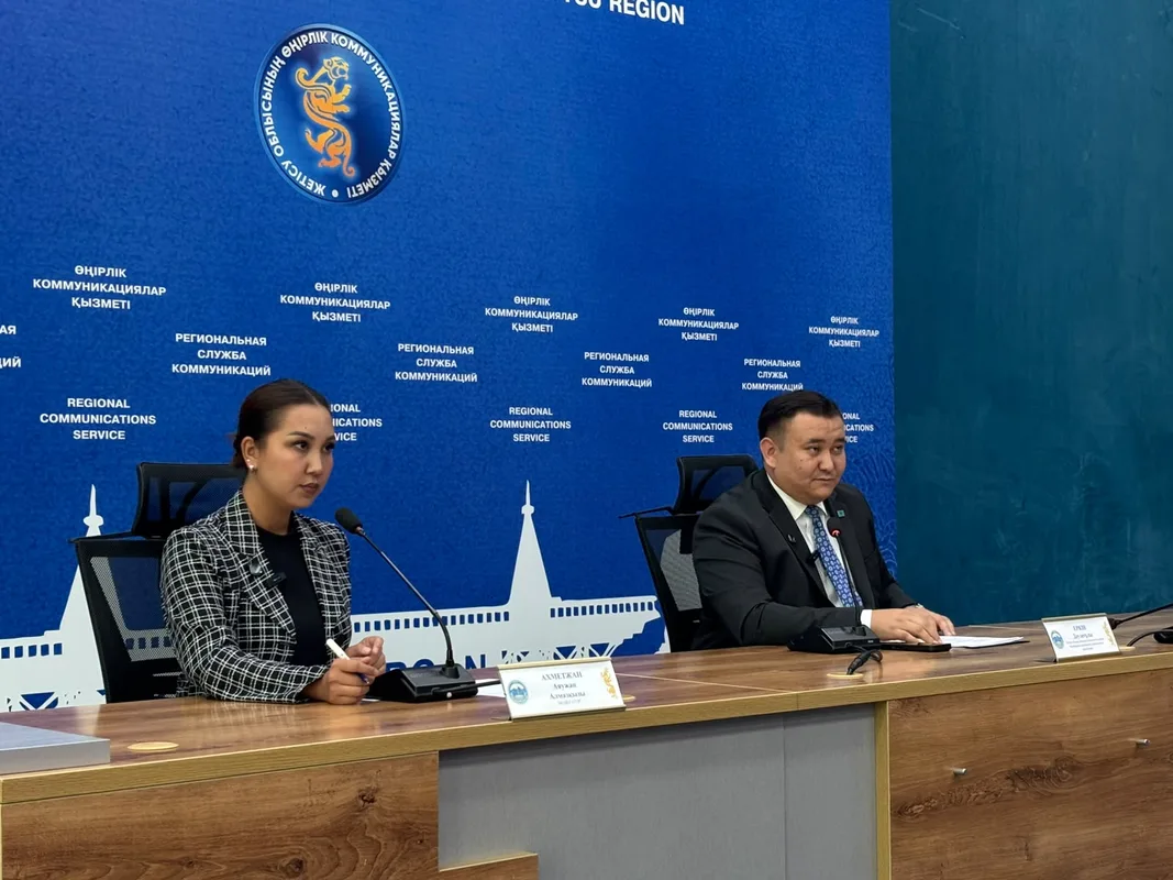 Рабочий в защитной каске на фоне промышленного предприятия в области Жетісу
