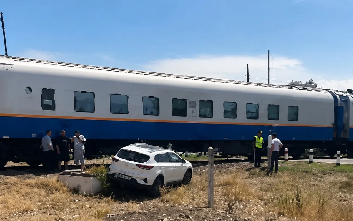 Поврежденный легковой автомобиль Jetour X70 после столкновения с пассажирским поездом на железнодорожном переезде в селе Карабулак
