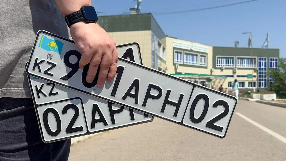 Автомобиль с иностранными номерами на дороге в Казахстане, иллюстрация к новости о сроках временной регистрации авто.