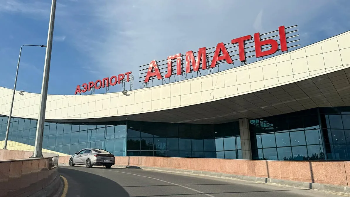 Дорожные знаки и разметка на пандусе в аэропорту Алматы, где были введены новые правила остановки и стоянки, вызвавшие недодовольство водителей.