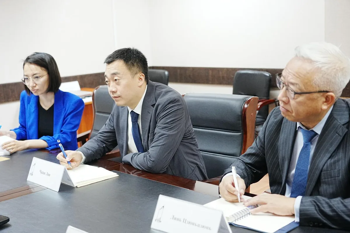 Современный самолет Urumqi Airlines на взлетной полосе, символизирующий новые авиарейсы между Казахстаном и Китаем.