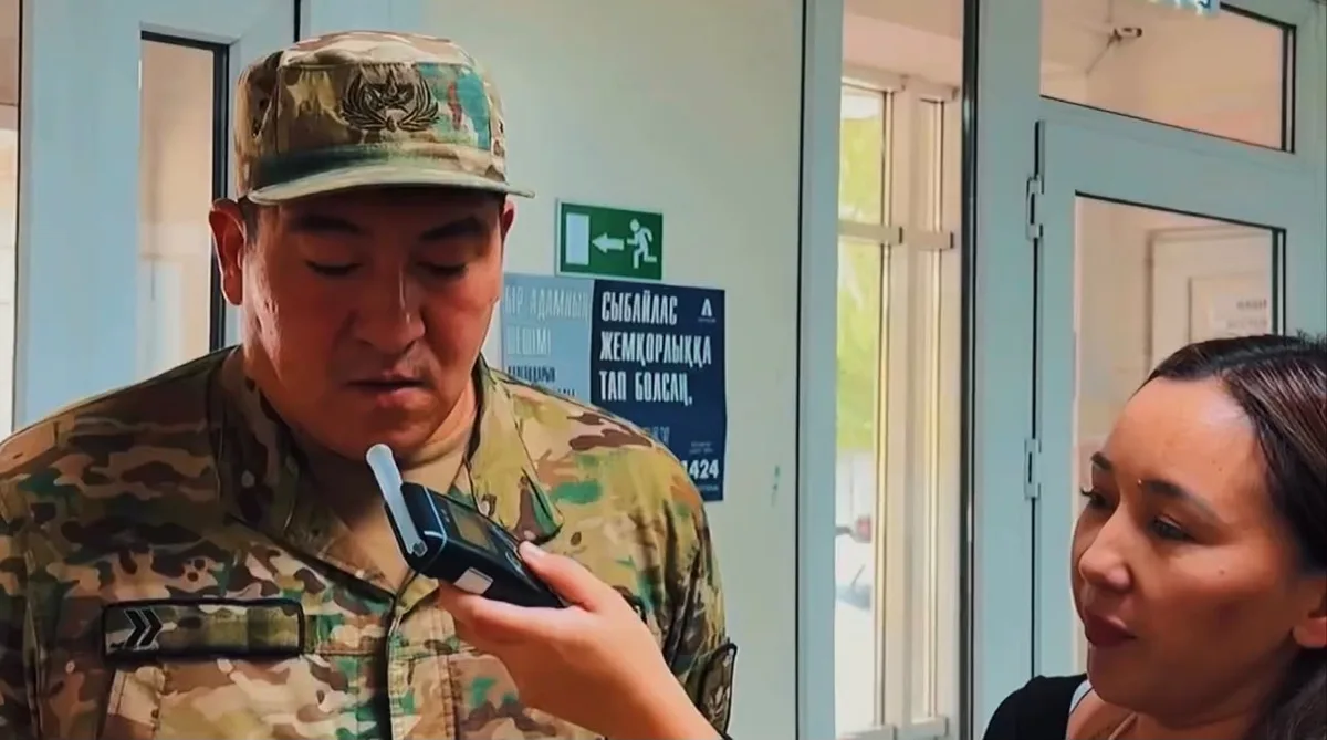 Военнослужащие в Талдыкоргане слушают лекцию о вреде наркотиков в Центре психического здоровья