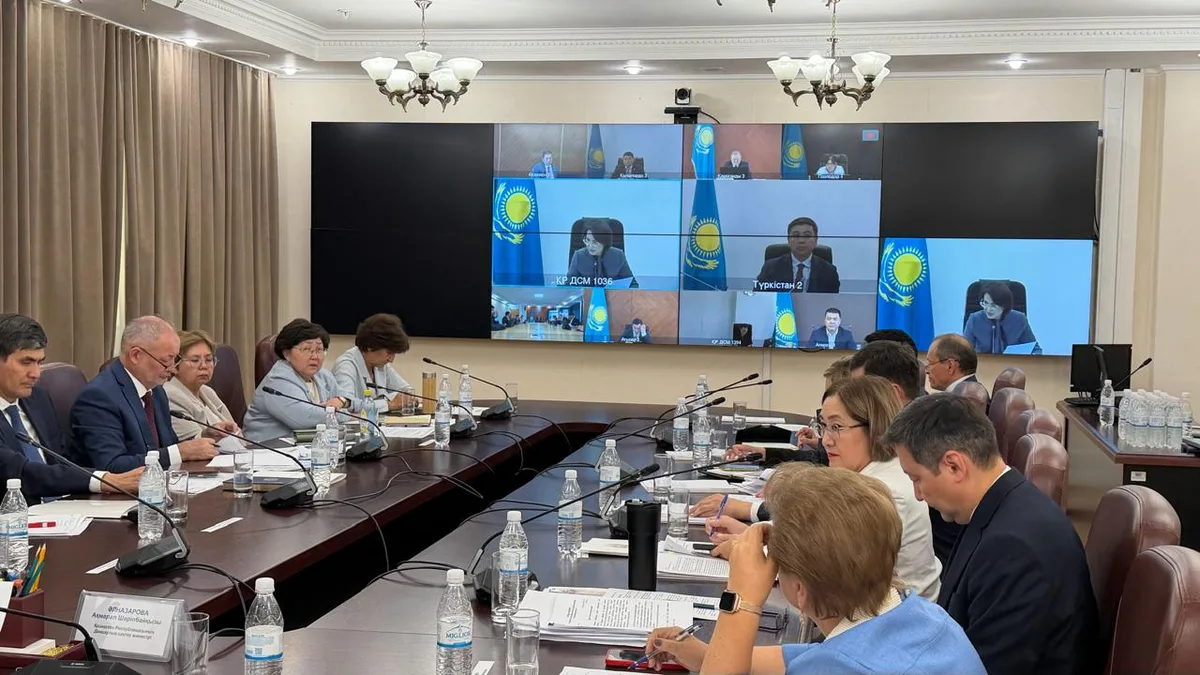 Врачи и медицинский персонал проводят флюорографическое обследование легких у пациентов для раннего выявления туберкулеза в медицинском учреждении