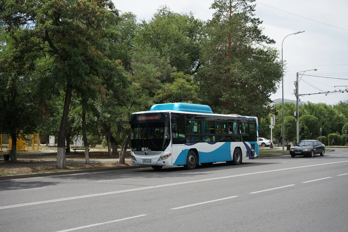 Новый автобус с пандусом на улице города Талдыкоргана, символизирующий обновление общественного транспорта.