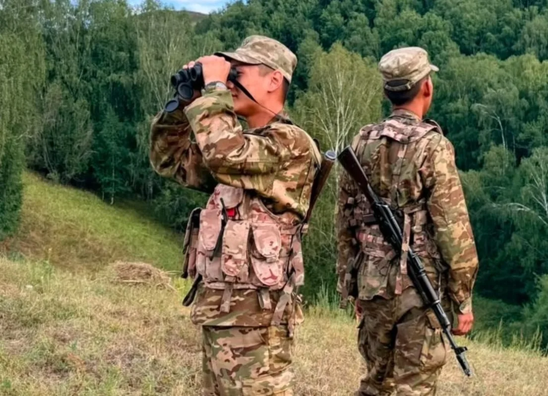 Пограничники несут службу на заставе «Үйгентас» в Алакольском районе области Жетісу, на фоне гор и степей.
