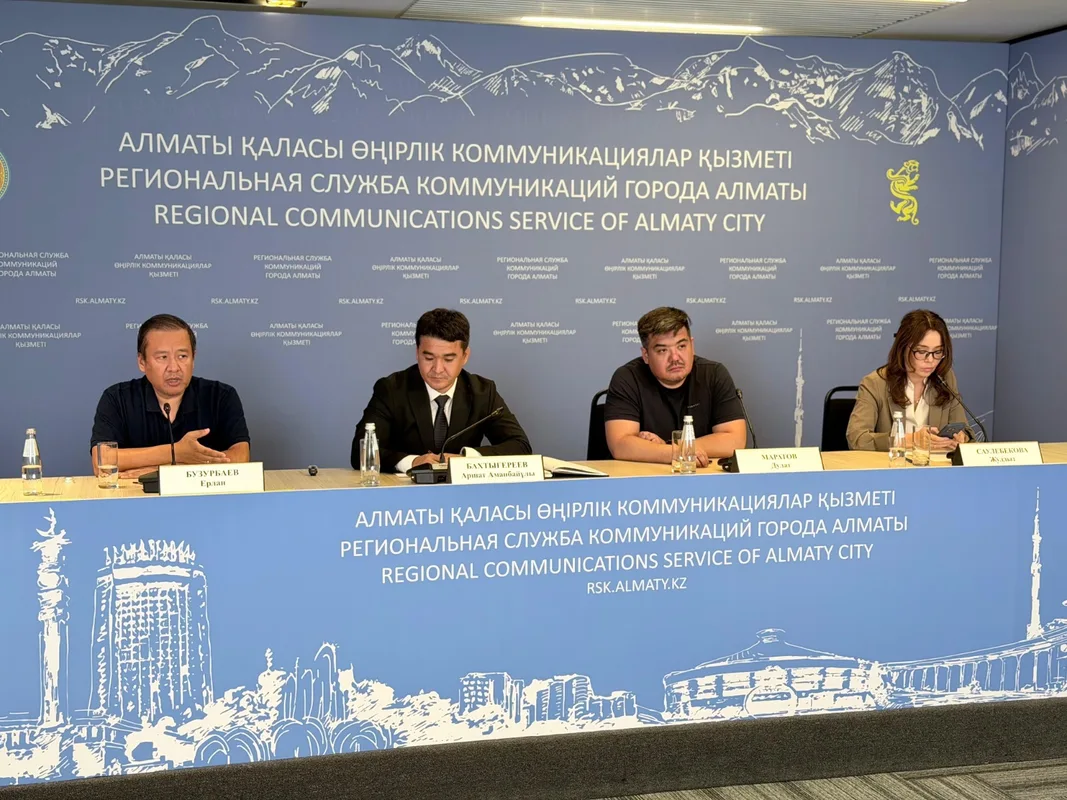 Автомобиль с дымящей выхлопной трубой на фоне городского пейзажа Алматы, символизирующий проблему загрязнения воздуха и новый подход к техосмотру.