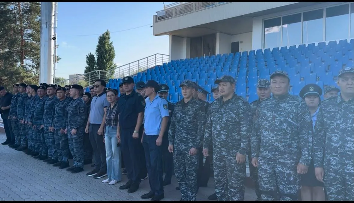 Полицейские обеспечивают безопасность на футбольном матче в Талдыкоргане и раздают брошюры о борьбе с мошенничеством