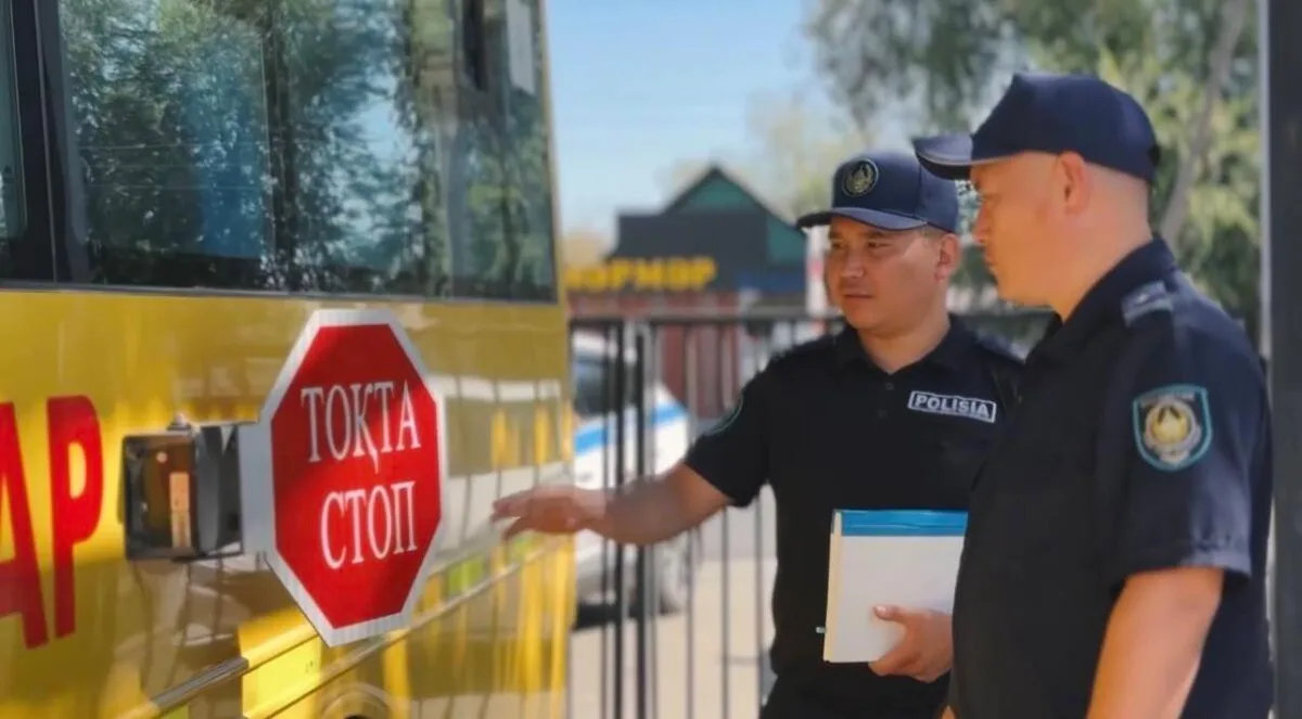 Полицейский беседует со школьниками на пешеходном переходе о правилах дорожного движения