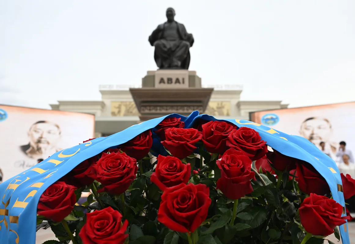 Аким Жетісу Бейбит Исабаев возлагает цветы к памятнику Абая в Талдыкоргане в День Абая 2026