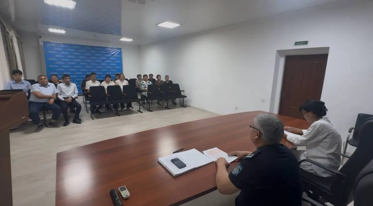 Полицейские проводят профилактическое занятие по ПДД для сотрудников департамента юстиции в Жетісу.