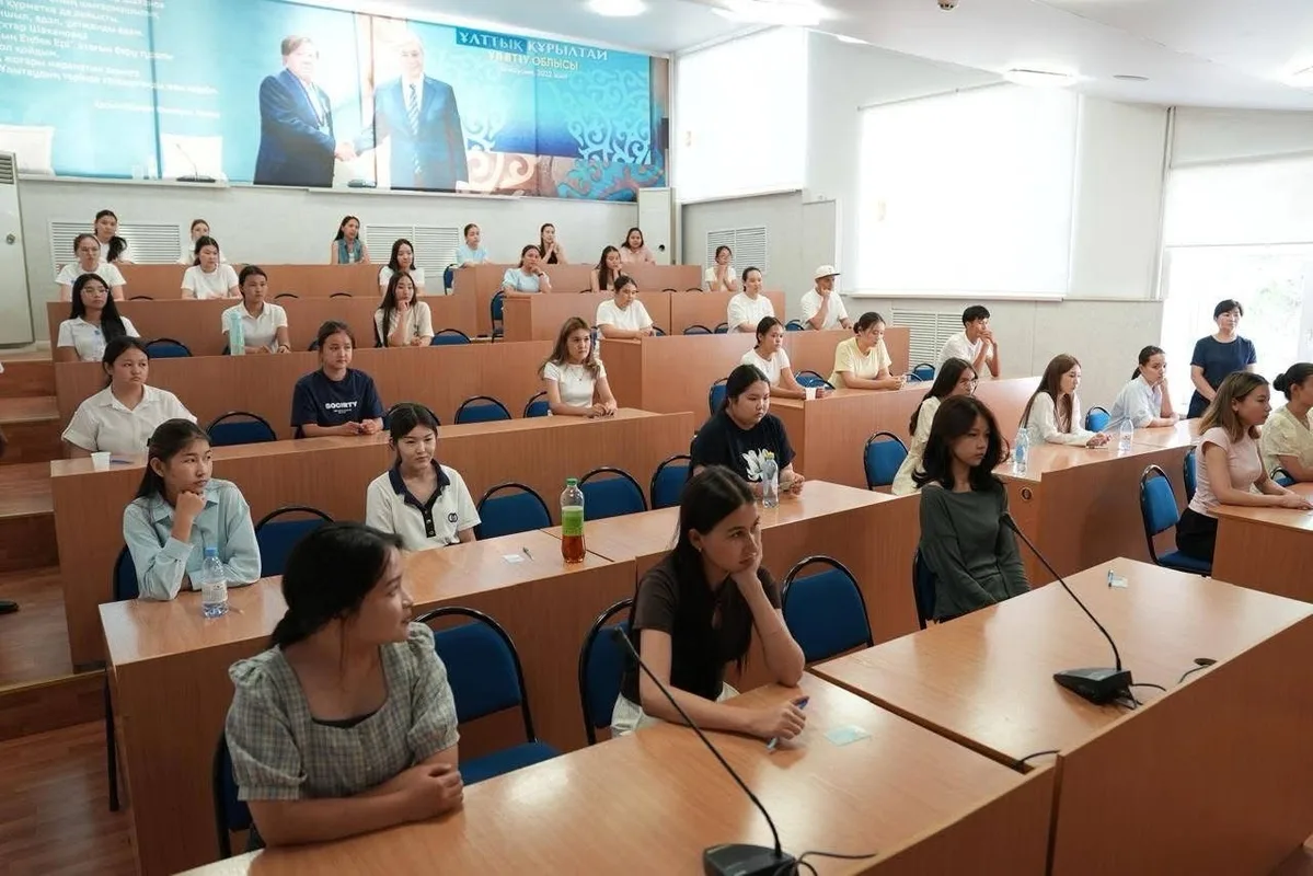 Студенты и преподаватели филиала Университета Гази в Казахстане на церемонии открытия, знаменующей старт учебного года.