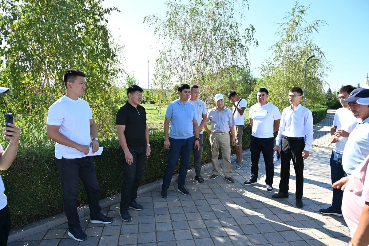Аким Талдыкоргана Ернат Бәзіл осматривает ход благоустройства парков и модернизации галереи в городе.