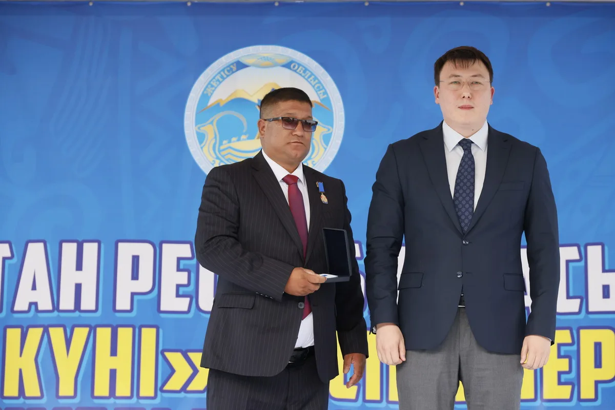Спортсмены области Жетісу с медалями и кубками на торжественном мероприятии