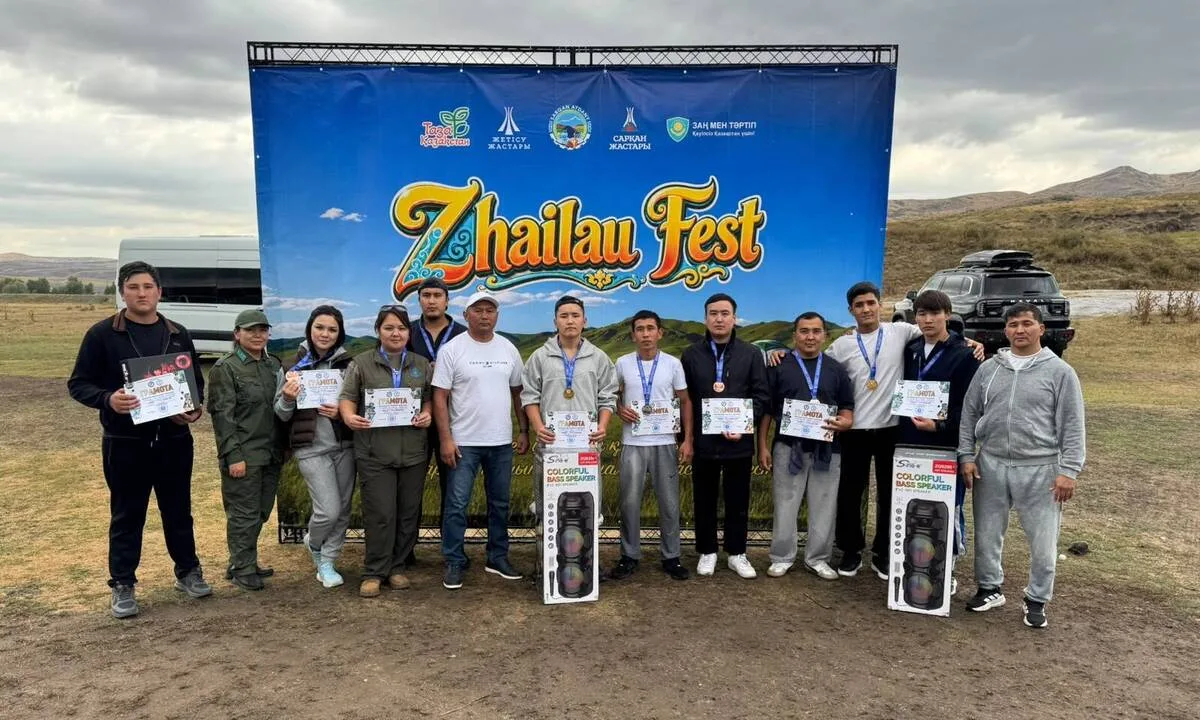 Молодежь на фестивале Zhailau FEST в селе Тополевка, Сарканский район, знакомится с казахскими традициями.
