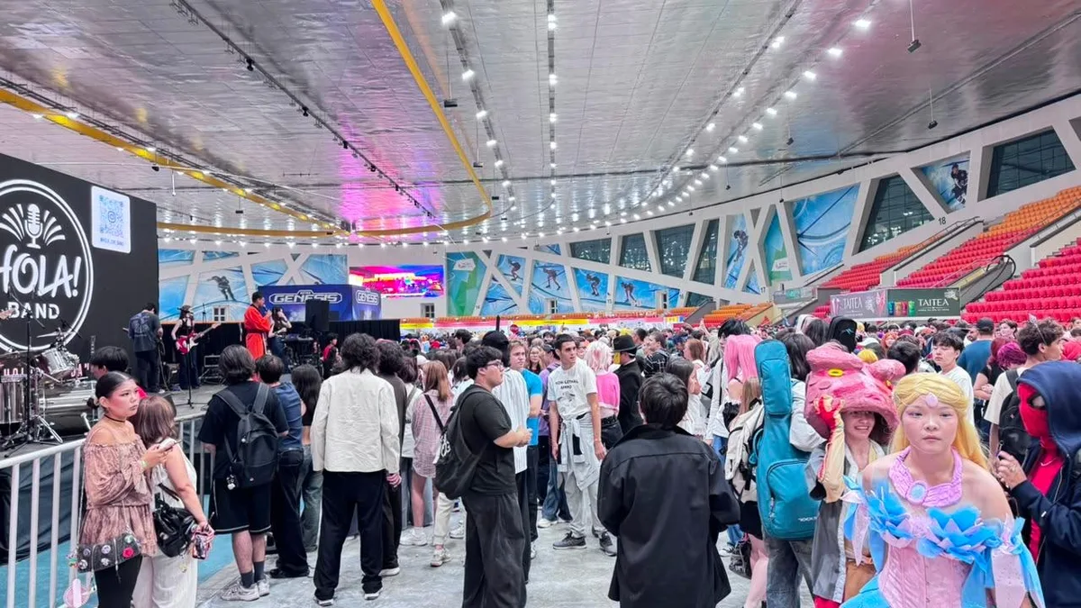 Посетители фестиваля Comic Con Astana 2026 в ярких костюмах косплея