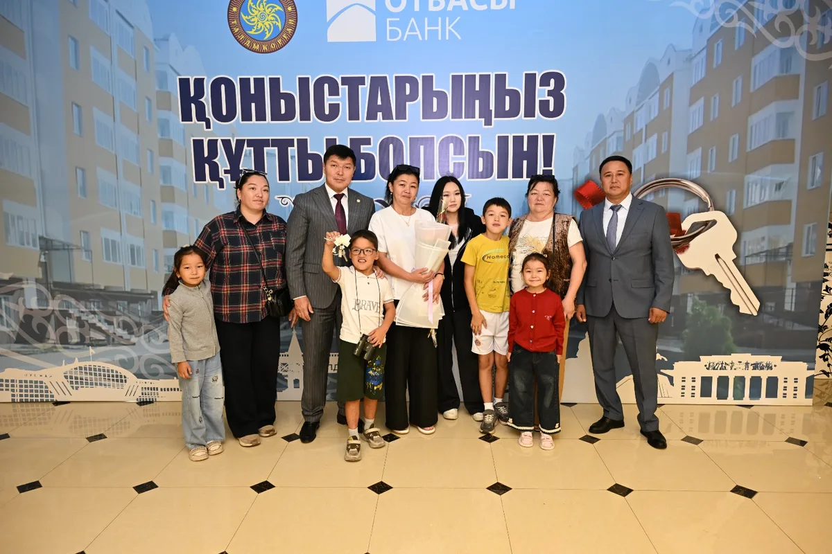 Аким Талдыкоргана Ернат Бәзіл вручает ключи от новых квартир жителям города.