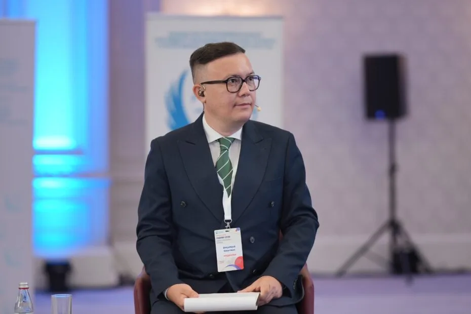 Политолог Бакытжан Бухарбай на экспертной платформе «Сайлау-2026» обсуждает аудиторию теледебатов.