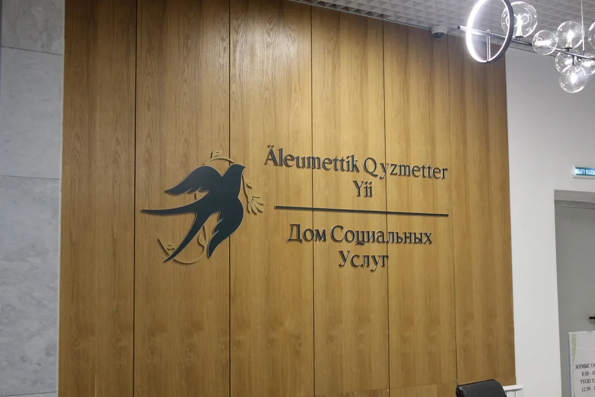 Группа людей в Алматы получает сертификаты о выделении государственных грантов на открытие бизнеса.