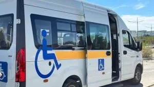 Специализированный автомобиль инватакси, оснащенный для удобной перевозки людей с ограниченными возможностями, на городской улице.