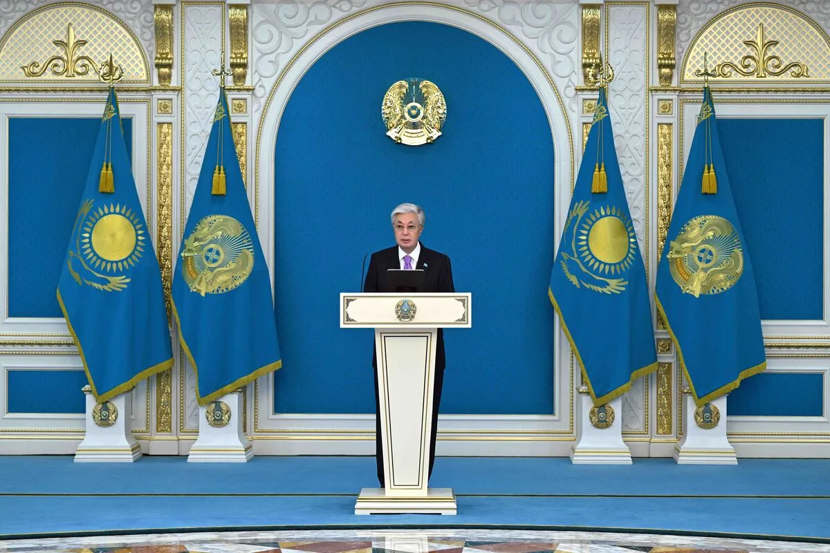 Президент Касым-Жомарт Токаев вручает медаль «Шапағат» учителю Меруерт Абаевой из Талдыкоргана