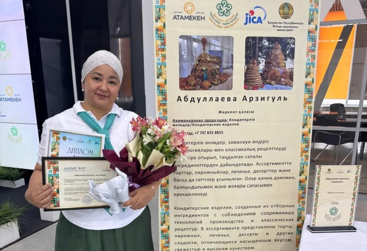 Мастерица Арзигуль Абдуллаева из Жаркента демонстрирует свои хлебные изделия на конкурсе