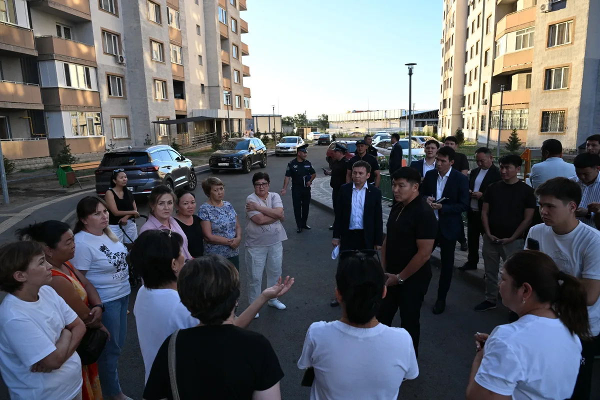 Аким Талдыкоргана Ернат Бәзіл на встрече с жителями микрорайона «Құлагер» по вопросам газификации и строительства школы.