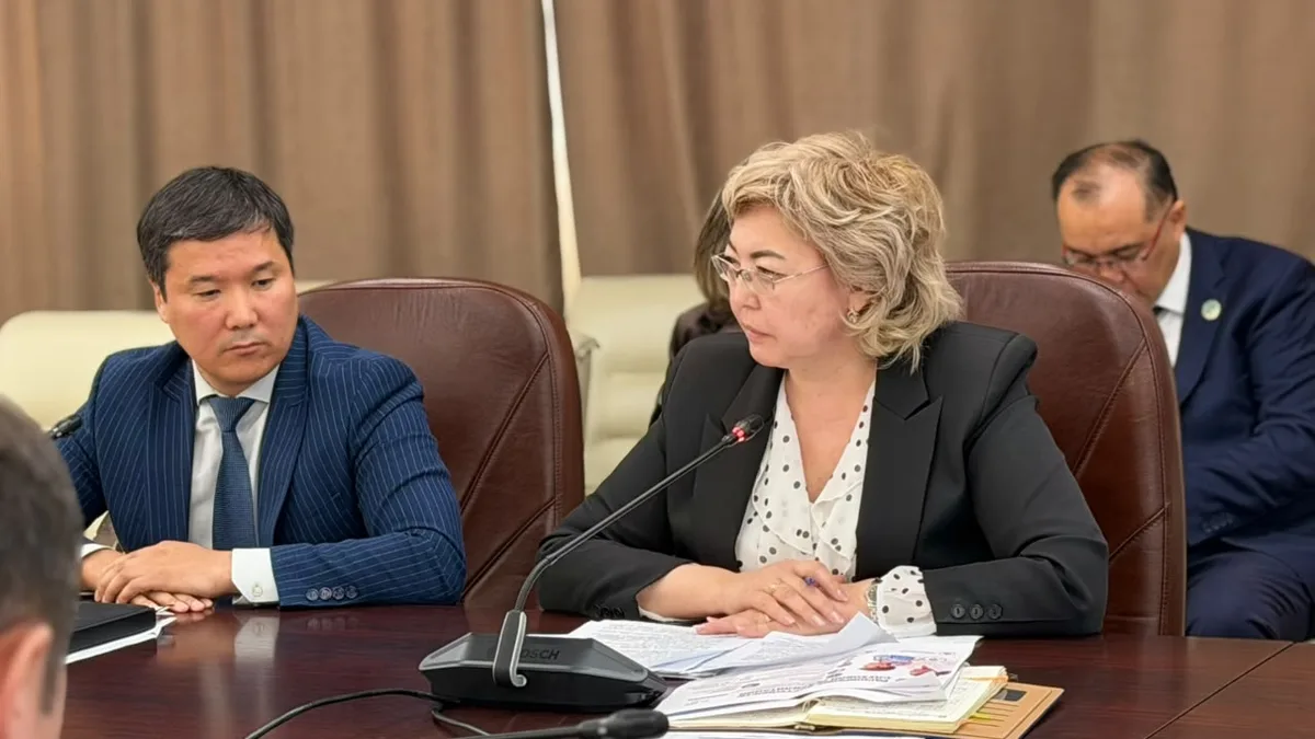 Врач-сурдолог проводит обследование слуха у пациента в специализированном кабинете, используя современное медицинское оборудование.
