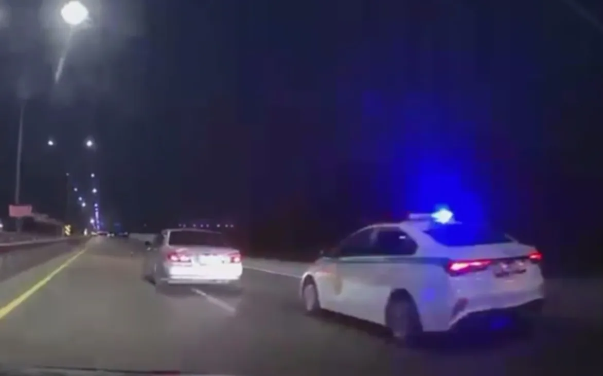 Полицейские остановили автомобиль Nissan Cefiro после ДТП с пьяным водителем в Жетісу