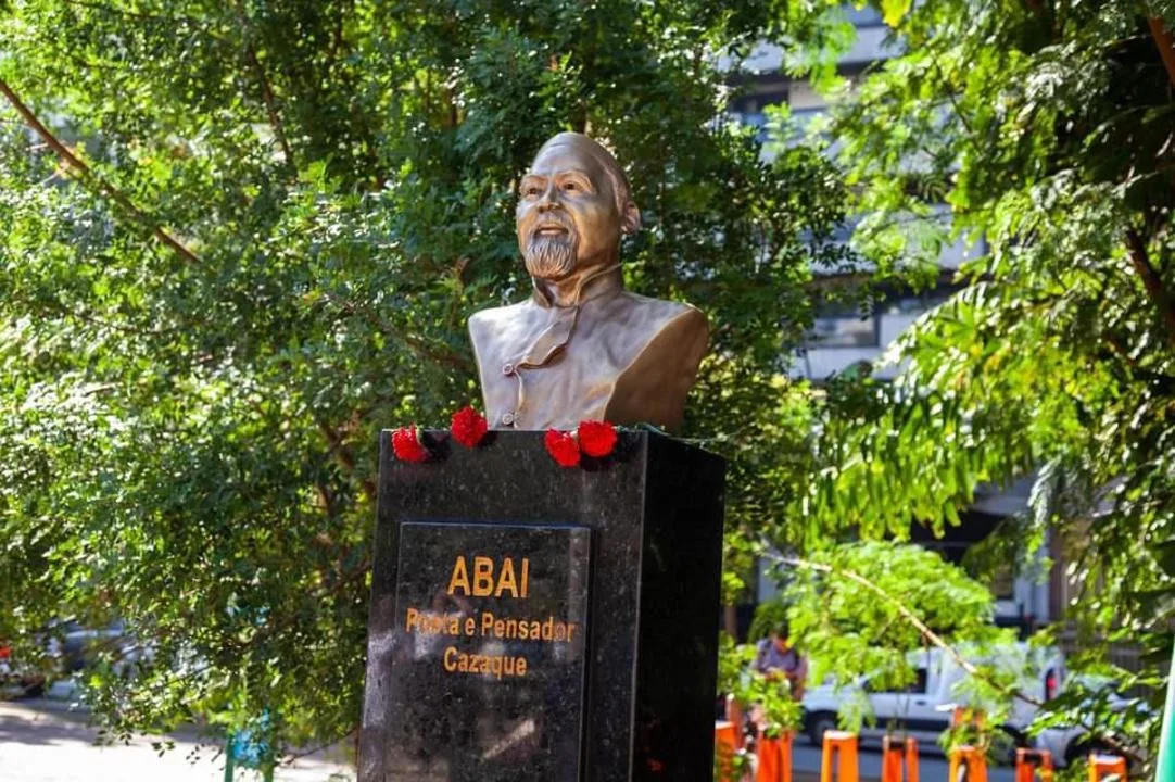 Бюст Абая Кунанбаева, великого казахского поэта и мыслителя, установлен за рубежом