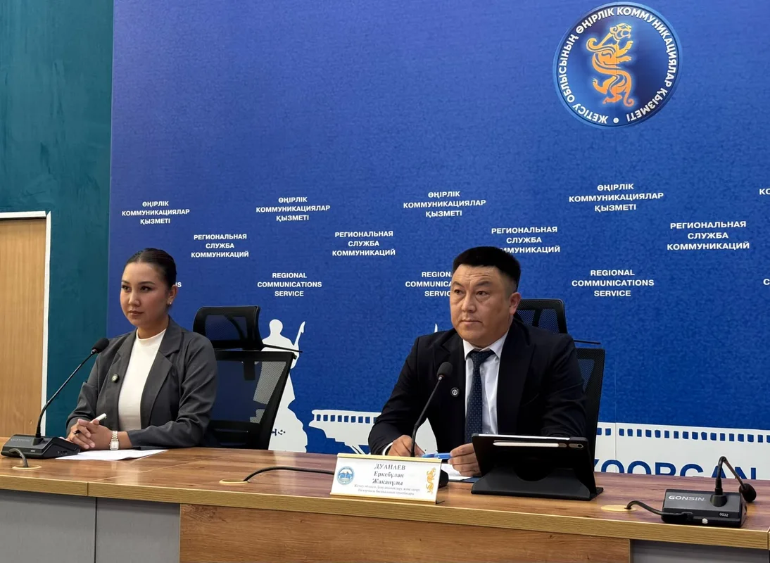 Спортсмены области Жетісу на международных соревнованиях по велоспорту, празднующие победу.