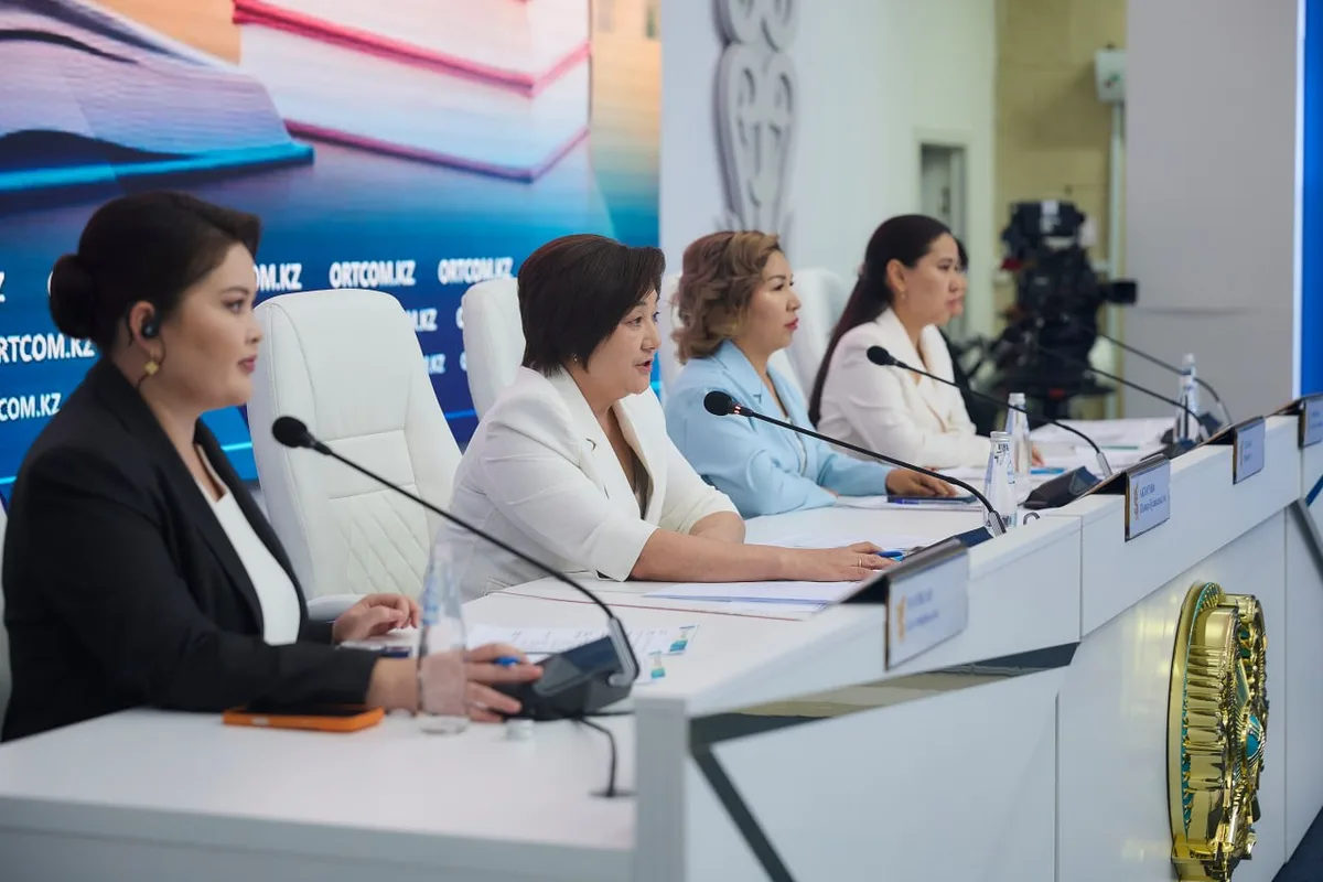 Первый вице-министр просвещения Казахстана Шынар Акпарова выступает перед аудиторией, рассказывая о нововведениях в системе образования.