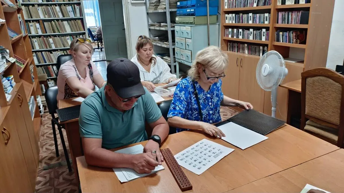 Участники проекта "Кедергісіз болашақ" изучают шрифт Брайля в библиотеке Талдыкоргана