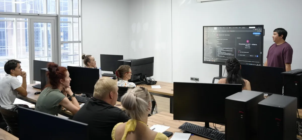 Участники воркшопа в IT hub Jetisu Digital в Талдыкоргане изучают принципы работы AI-агентов.