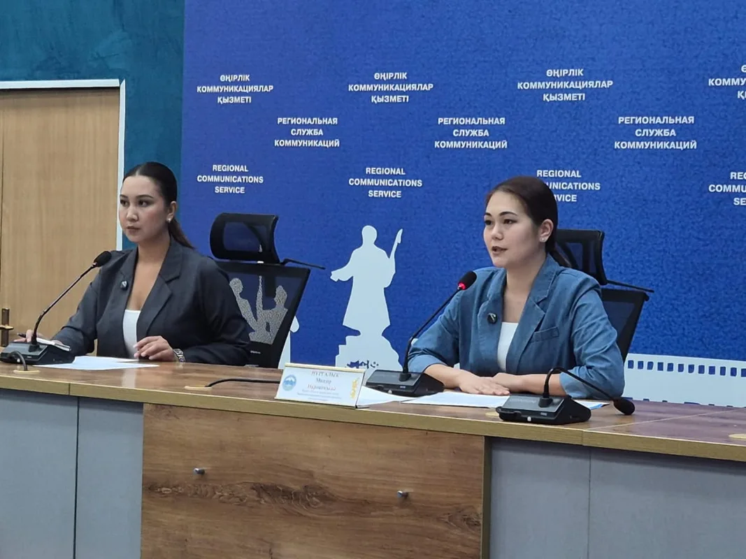 Специалист делает прививку ребенку в медицинском кабинете в области Жетісу