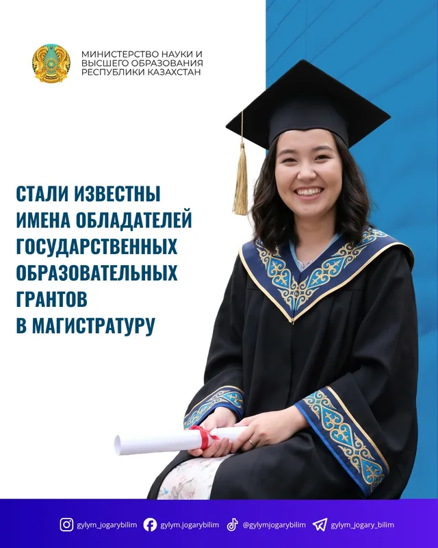 Студенты готовятся к комплексному тестированию в аудитории, держат ручки и блокноты. На столах лежат бланки для ответов.