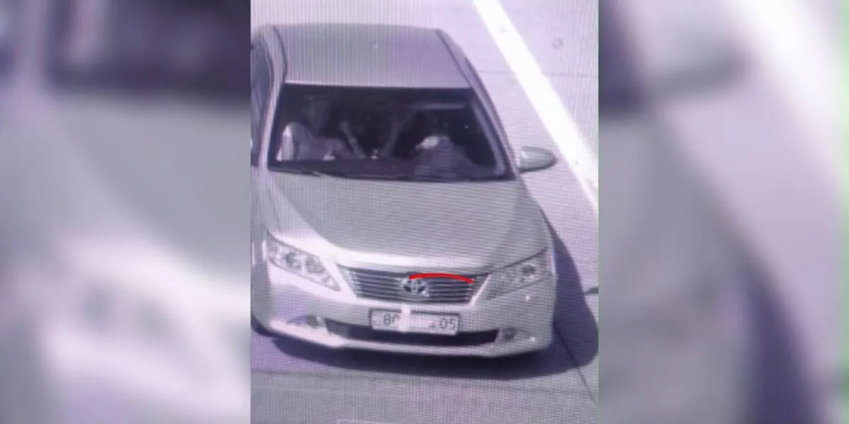 Полицейские осматривают автомобиль Toyota Camry с заклеенным государственным номером в области Жетісу.
