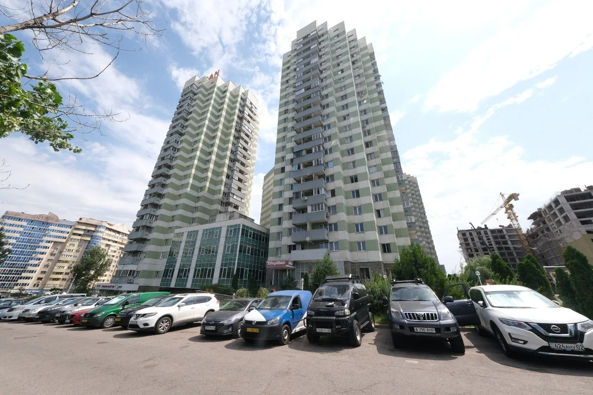 Автомобили припаркованы на городской улице в Алматы, где вводятся новые правила бесплатного пользования парковками для жителей.