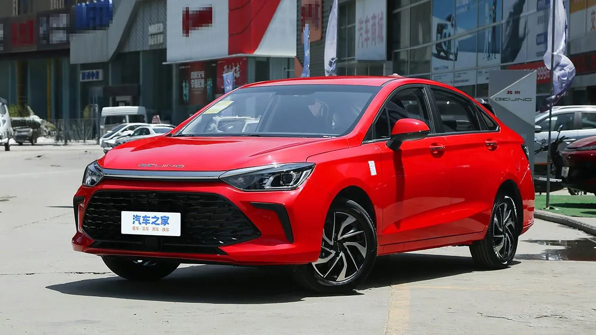 Красный седан BAIC U5 Plus нового поколения на фоне городского пейзажа или на дороге