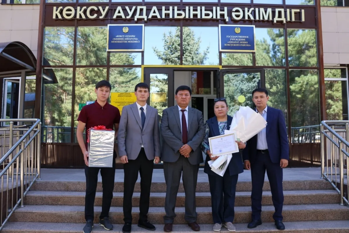 Мастерица Шынар Онжанова показывает лоскутное одеяло с узорами петроглифов урочища Ешкиольмес