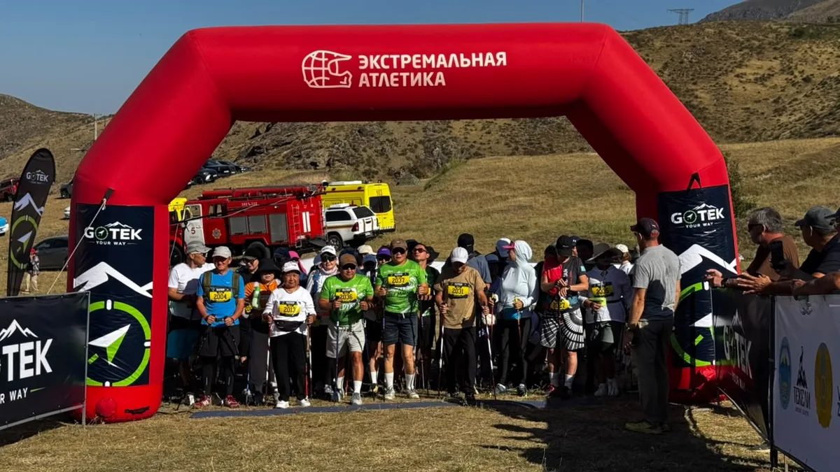 Участники полумарафона Tekeli Baldyrqan Half Marathon бегут по горной трассе в Текели, Жетісу