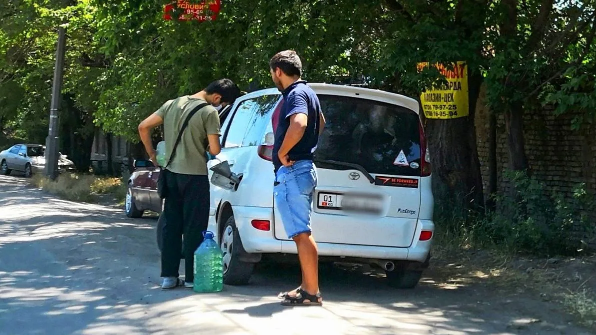 Пограничники осматривают грузовик с топливом на контрольно-пропускном пункте на границе Казахстана, предотвращая незаконный вывоз горючего.