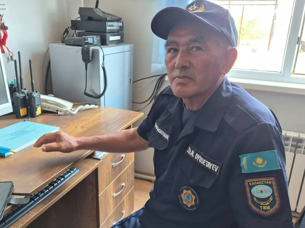 Спасатель Жанат Дуйсетаев на фоне озера Алаколь в области Жетісу