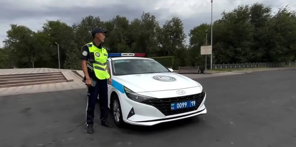 Полицейская машина патрулирует дорогу в области Жетісу