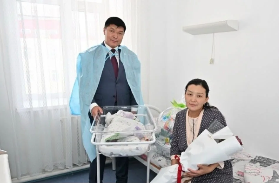 Аким Талдыкоргана Ернат Бәзіл поздравляет молодых мам с новорожденными в роддоме города.
