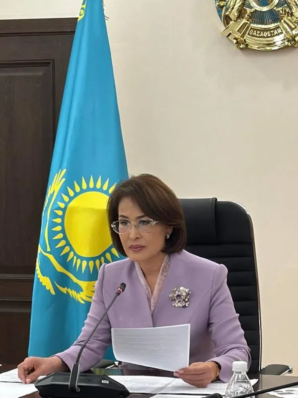 Министр здравоохранения Акмарал Альназарова обращается к участникам совещания по вопросам доступности детской стоматологии.