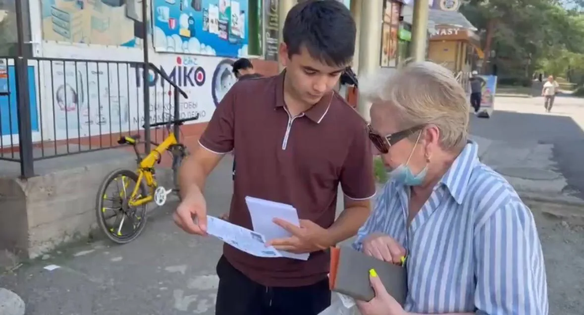 Полицейский проводит беседу с жителями Талдыкоргана о профилактике интернет-мошенничества