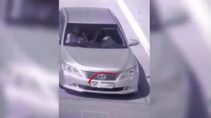 Кадр из видео, на котором видно автомобиль Toyota Camry с заклеенным государственным номером на трассе в Жетісу.