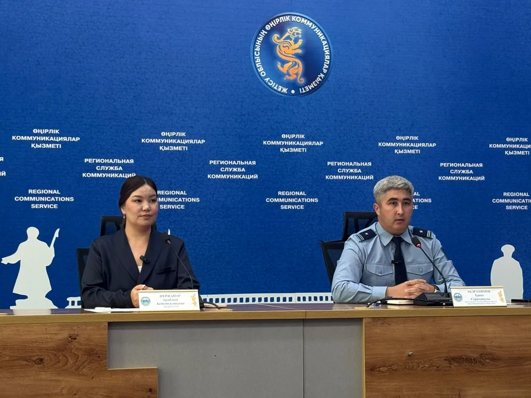 Сотрудник полиции Жетісу демонстрирует работу по борьбе с интернет-мошенничеством
