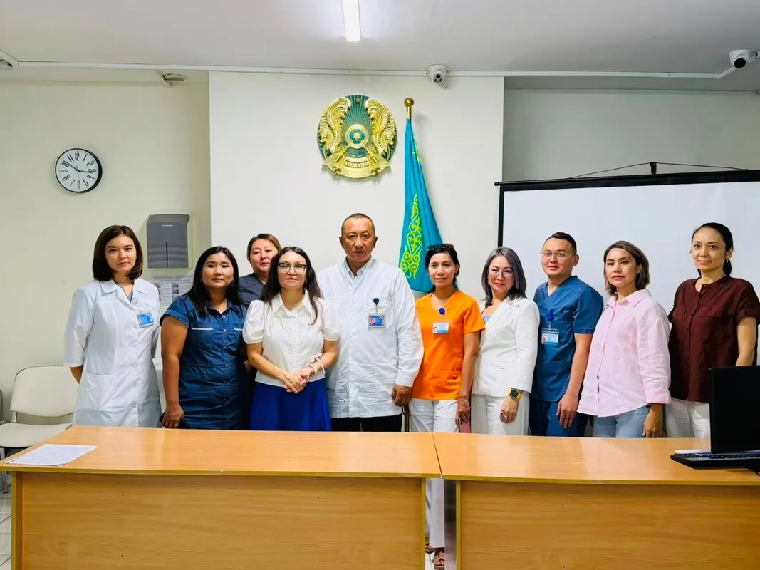 Медицинские специалисты проводят обследования в клинике, диагностируя онкологические заболевания у пациентов в Алматинской области.